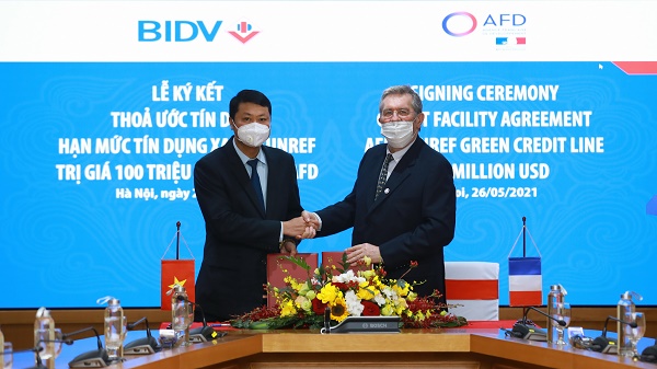 Ông Lê Ngọc Lâm - TGD BIDV và ông Fabrice Richy - Giám đốc AFD Vietnam đại diện 2 bên ký kết Thỏa ước tín dụng Hạn mức tín dụng xanh SUNREF