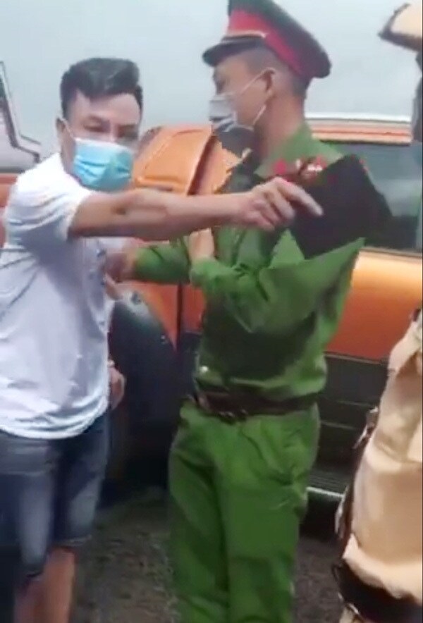 Công an huyện Vân Đồn lên tiếng về thông tin 'CSGT đập vỡ gương xe'