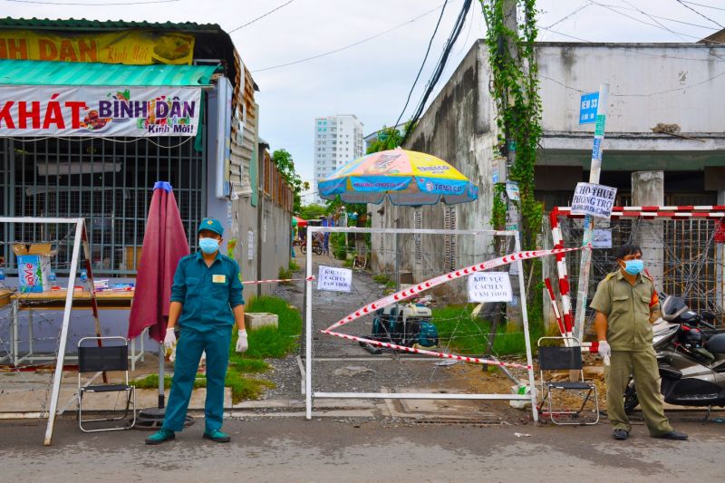 Phong tỏa nơi ca nghi nhiễm tại con hẻm tại Thị trấn Nhà Bè, Huyện Nhà Bè. Ảnh: Trung tâm Kiểm soát Bệnh tật TPHCM