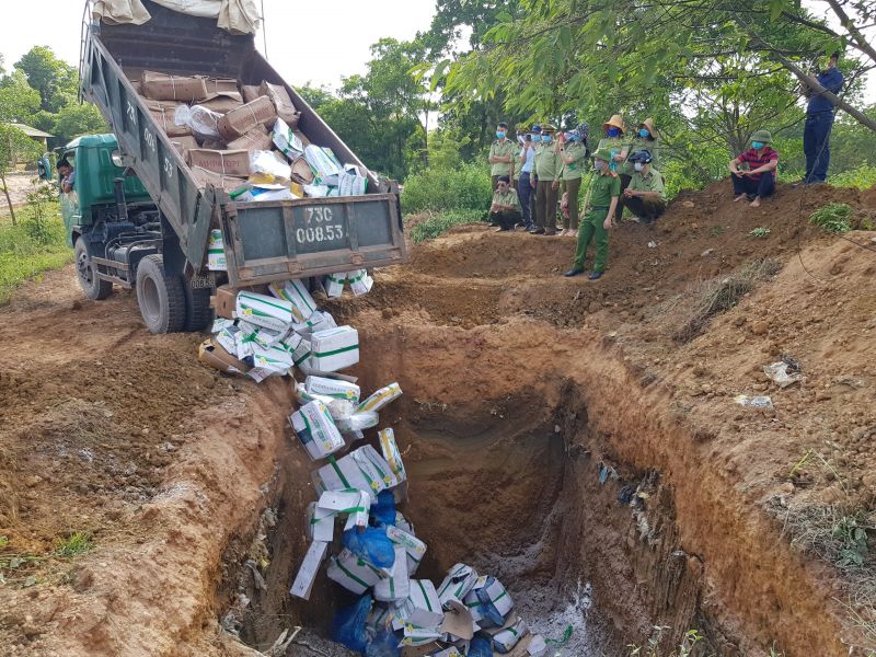 Cục QLTT tỉnh Quảng Bình tổ chức tiêu hủy gần 2 tấn thực phẩm đông lạnh các loại