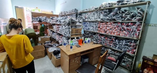 Bình Dương: Phát hiện hơn 1.500 đôi giày có dấu hiệu giả mạo nhãn hiệu Nike, Adidas