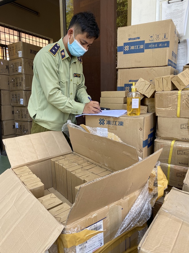 Bình Định: Tạm giữ hàng nghìn sản phẩm mỹ phẩm chưa chứng minh được nguồn gốc nhập khẩu hợp pháp