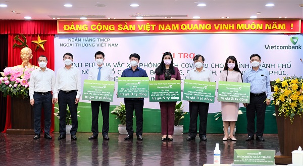 Vietcombank tài trợ 40 tỷ đồng trong đợt cao điểm quyên góp ủng hộ, phòng chống dịch Covid-19