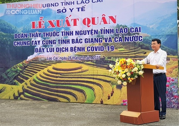 Bí thư Tỉnh ủy Đặng Xuân Phong phát biểu động viên cán bộ y tế.