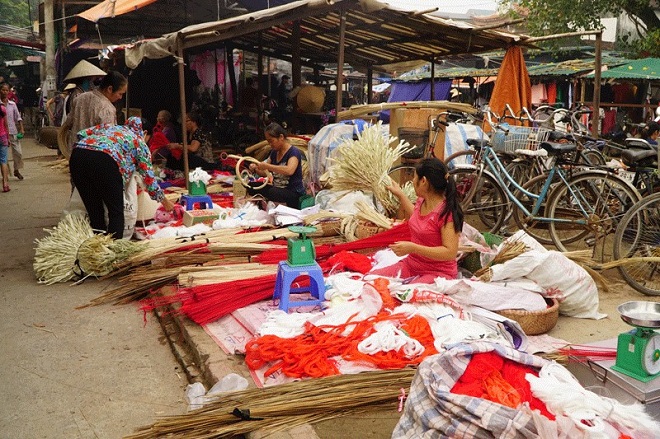 2. Vật liệu làm nón ở chợ Chuông