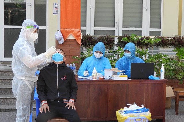 UBND phường H&ograve;a Kh&aacute;nh Nam, x&eacute;t nghiệm Covid-19 cho mỗi hộ gia đ&igrave;nh
