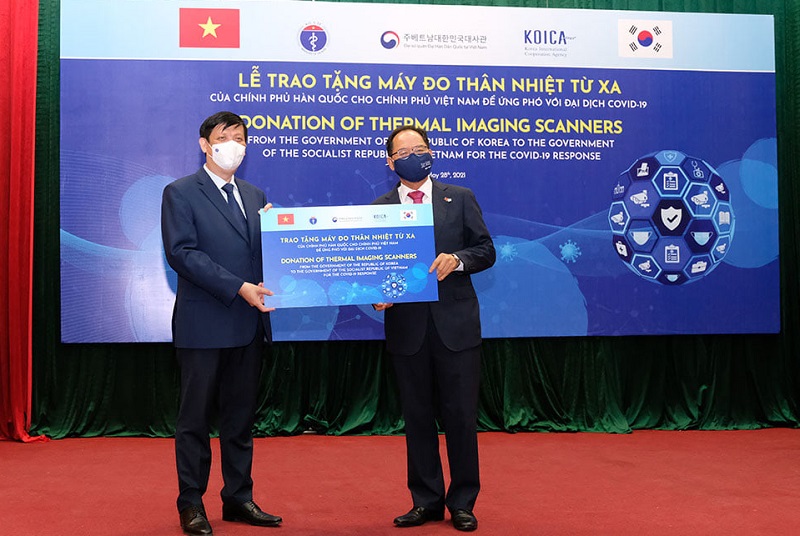 Việt Nam tiếp nhận hỗ trợ 40 máy đo thân nhiệt từ xa của Chính phủ Hàn Quốc