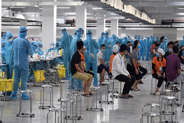 Bộ y tế hướng dẫn lấy mẫu test nhanh cho công nhân ở khu công nghiệp tại Bắc Giang