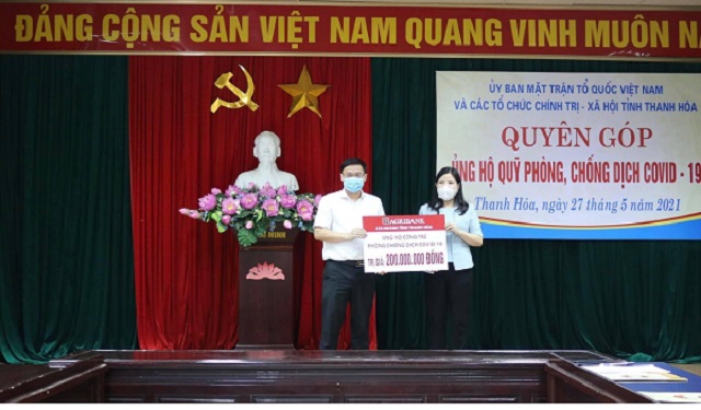 Phó Giám đốc phụ trách Agribank Thanh Hoá Nguyễn Thuần Phong,trao biểu trưng ủng hộ 200 triệu đồng triệu đồng chung tay phòng, chống dịch COVID-19