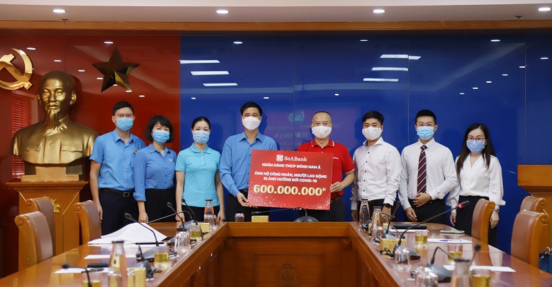 trao ủng hộ 600 triệu đồng cho Quỹ phòng chống Covid-19 của Tổng Liên đoàn Lao động Việt Nam.