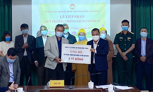 Ông Lê Hồng Việt – Phó Chủ tịch kiêm Phó Tổng Giám đốc Tập đoàn Hưng Thịnh (bên phải) trao tặng 5 tỷ đồng cho Quỹ phòng, chống Covid-19 tỉnh Lâm Đồng