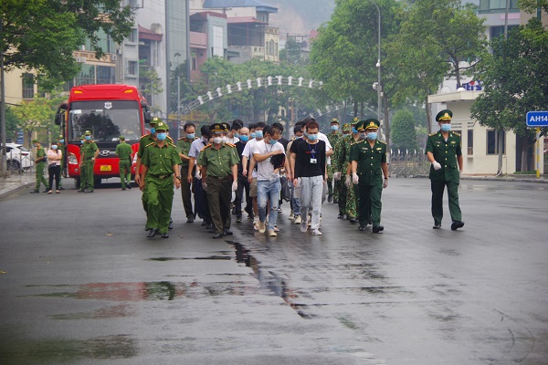 Trao trả 16 công dân Trung Quốc qua cửa khẩu Quốc tế Lào Cai