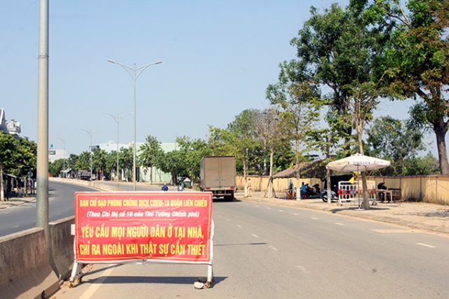 Từ 9 giờ s&aacute;ng 28/5, C&ocirc;ng an TP. Đ&agrave; Nẵng tổ chức thiết lập 12 chốt kiểm so&aacute;t dịch tại c&aacute;c cửa ng&otilde; ra, v&agrave;o th&agrave;nh phố