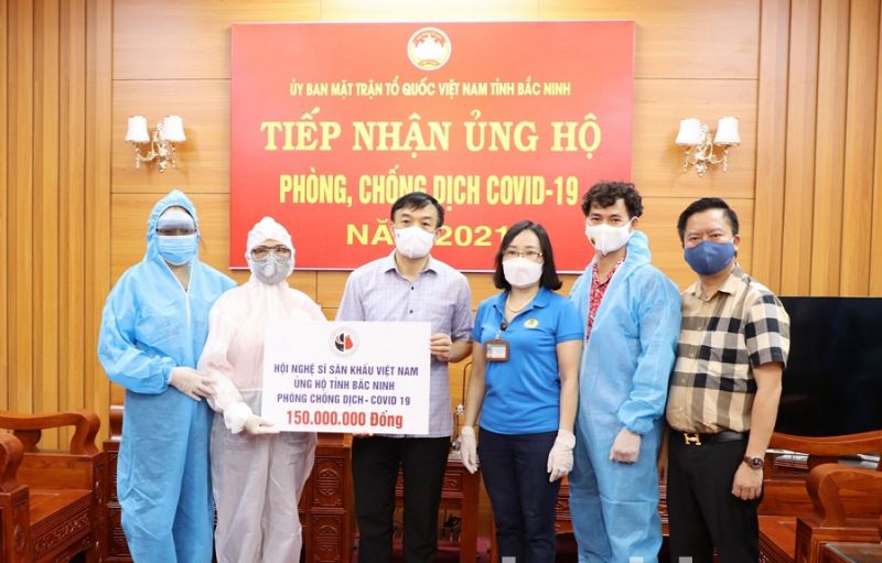 Lãnh đạo Ủy ban MTTQ tỉnh tiếp nhận ủng hộ của Hội Nghệ sĩ Sân khấu Việt Nam (Ảnh: bacninh.gov.vn)