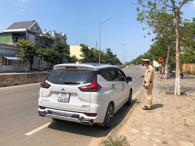 C&ocirc;ng an hướng dẫn c&aacute;c phương tiện giao th&ocirc;ng rẽ v&agrave;o khu vực đậu đỗ xe, thực hiện khai b&aacute;o y tế