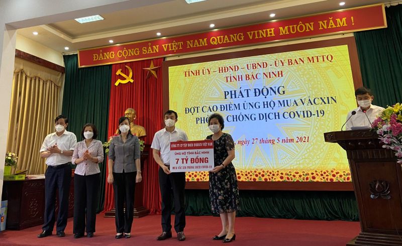 Đại diện Tập đoàn Dabaco Việt Nam trao tặng