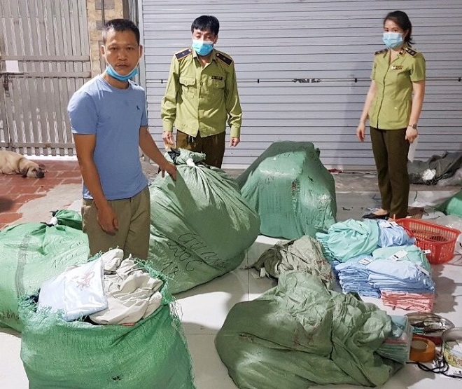 Hà Nội: Thu giữ hàng nghìn chiếc áo chống nắng nghi giả mạo nhãn hiệu