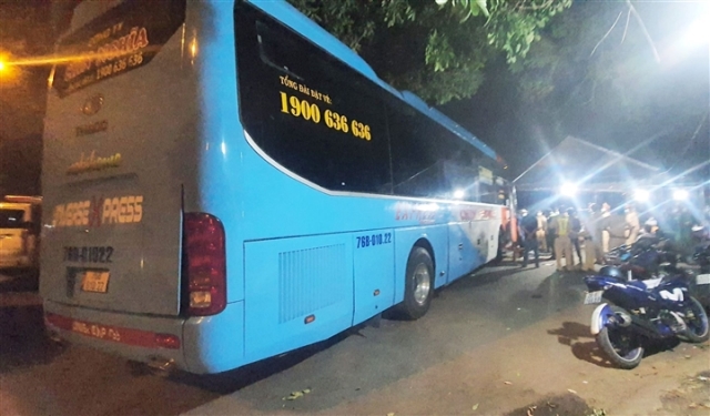 Đà Nẵng: Tài xế nhốt CSGT trên xe khách rồi tông chốt kiểm soát phòng, chống dịch Covid-19