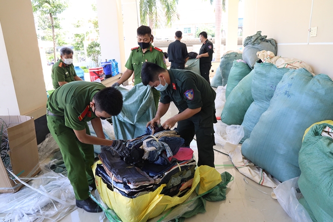 Lực lượng công an tỉnh Tây Ninh đang kiểm tra, niêm phong số hàng hóa vi phạm