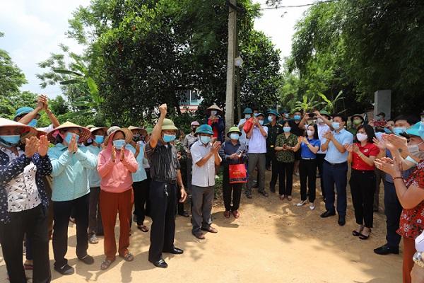 Niềm vui của người d&acirc;n khu 2, x&atilde; Kim Đức sau khi hết c&aacute;ch ly y tế