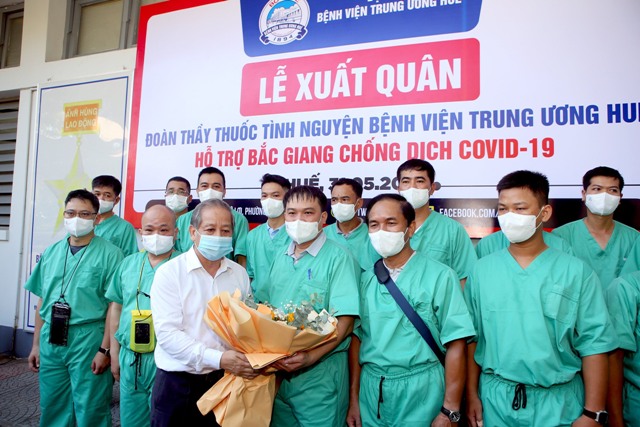 Chủ tịch UBND tỉnh thừa Thiên Huế Phan Ngọc Thọ tặng hoa cho Đoàn Thầy thuốc tình nguyện