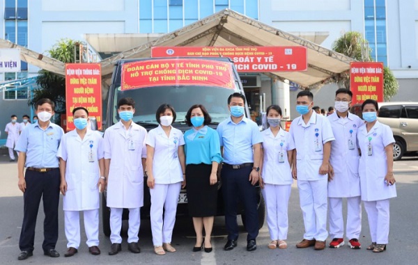 Lãnh đạo Bệnh viện Đa khoa tỉnh động viên các cán bộ y tế lên đường làm nhiệm vụ