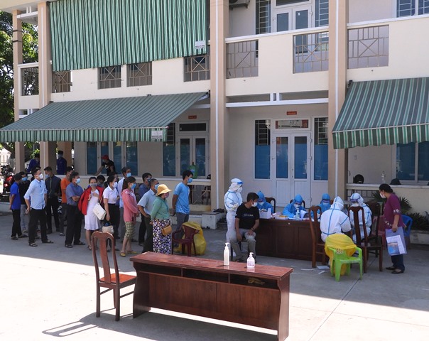 UBND phường Hòa Minh, quận Liên Chiểu, xét nghiệm cho người dân trên địa bàn phường về Covid- 19.
