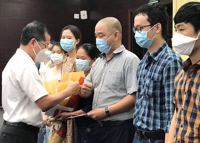 Lãnh đạo TP. Đà Nẵng động viên các y, bác sĩ lên đương chi viện Bắc Giang chống dịch.