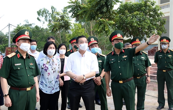 Chủ tịch UBND TP Hà Nội Chu Ngọc Anh khảo sát khu cách ly tại trường Quân sự Bộ Tư lệnh Thủ đô