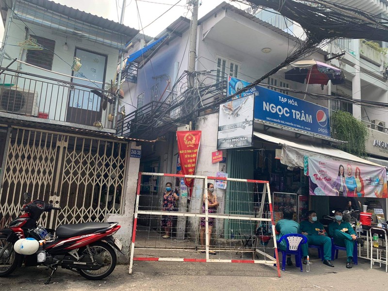 Hẻm 245 Nguyễn Trãi khu Mả Lạng quận 1 đang được phong tỏa do có ca mắc Covid- 19