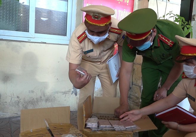 Hàng trăm chiếc điện thoại đắt tiền vừa bị lực lượng chức năng phát hiện và bắt giữ tại ga Hà Nội