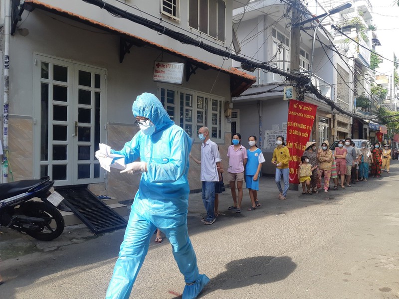 Người dân ở phường 15, quận Bình Thạnh đang đợi lấy mẫu xét nghiệm COVID-19. Ảnh: HCDC