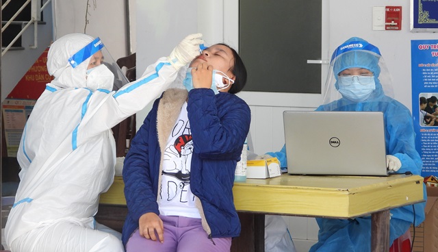 Thời gian tới, Sở GD&ĐT TP. Đà Nẵng sẽ phối hợp ngành y tế tiếp tục theo dõi tình hình dịch bệnh, và có thể xét nghiệm Sars-CoV-2 cho đội ngũ các thầy cô giáo ra đề thi