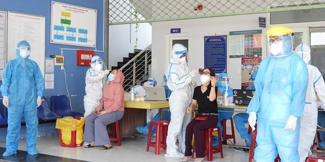Trạm y tế phường Hòa Hiệp Nam, quận Liên Chiểu xét nghiệm cho giáo viên trong địa bàn phường.