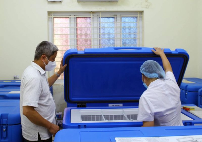 Thứ trưởng Bộ Y tế Nguyễn Trường Sơn kiểm tra kho vaccine tại CDC Bắc Giang