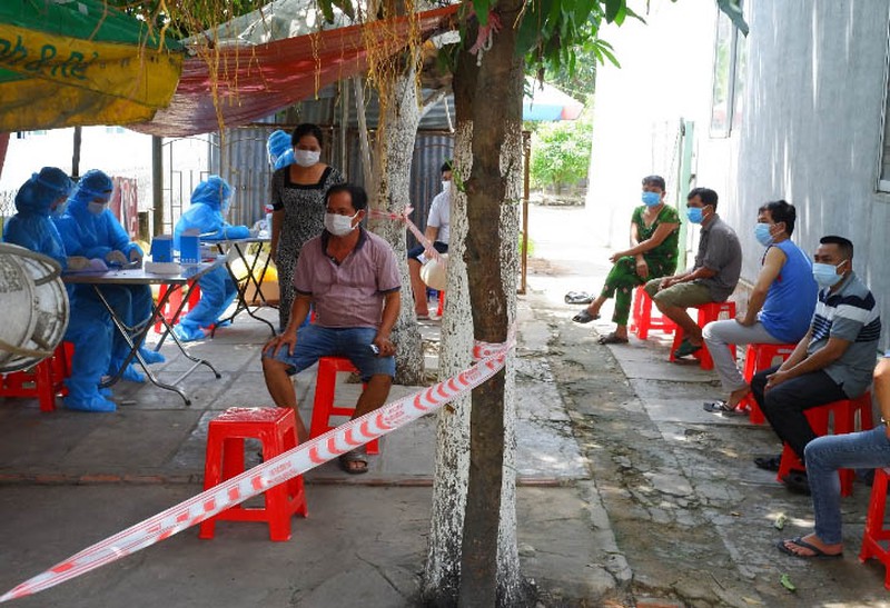 Lấy mẫu xét nghiệm những người sống trong khu vực ca nhiễm SARS-CoV-2 ở Nhà Bè