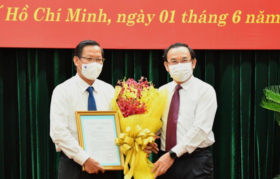 Đồng chí Nguyễn Văn Nên chúc mừng đồng chí Phan Văn Mãi