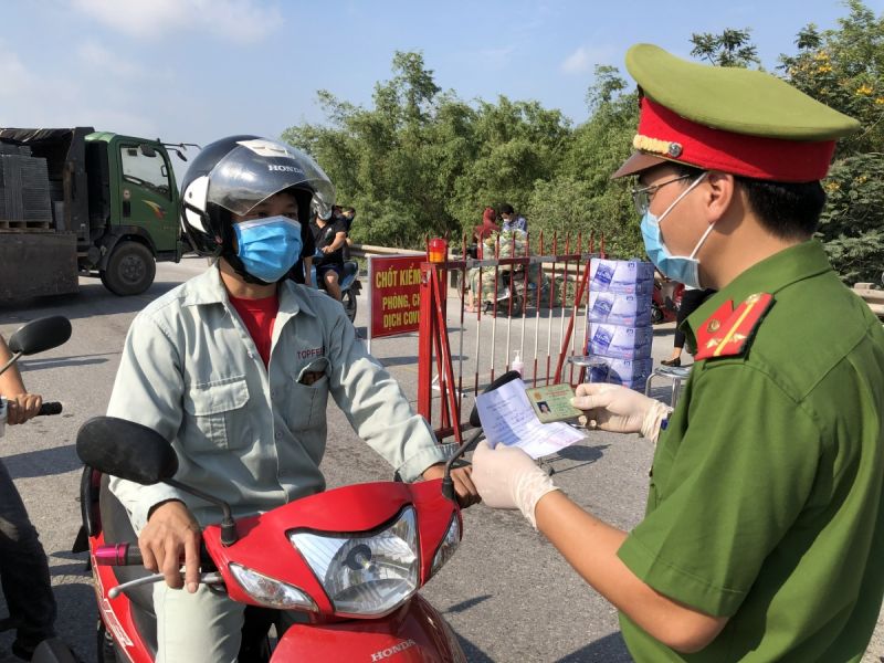 người và phương tiện đi qua các chốt kiểm soát dịch Covid-19 ở Bắc Ninh đều được kiểm soát chặt chẽ.