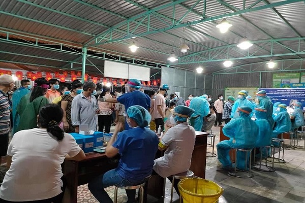 Hàng ngàn người dân phường Thạnh Lộc, Q12 được lấy mẫu xét nghiệm Covid-19
