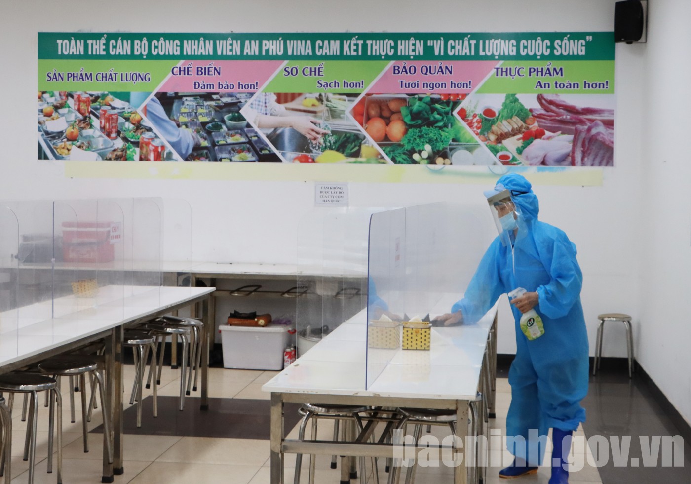 Nhân viên nhà bếp tiến hành vệ sinh khử khuẩn tại khu vực nhà ăn Công ty TNHH Fine MS Vina