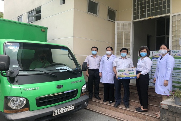 BS Trần Thị Minh Nguyệt trao tặng sữa cho các y bác sỹ đang thực hiện nhiệm vụ tại quận 12