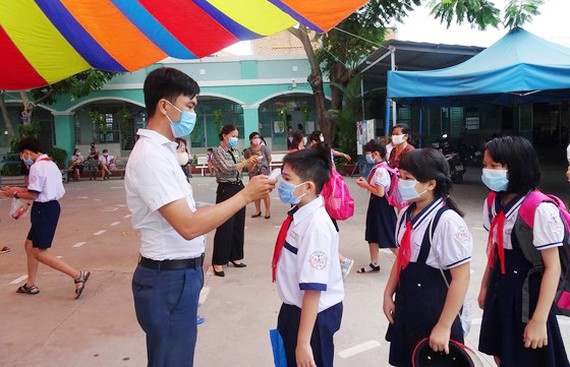 Thực hiện các biện pháp phòng chống dịch bệnh tại Trường Tiểu học An Hội (quận Gò Vấp, TPHCM). Ảnh: MQ