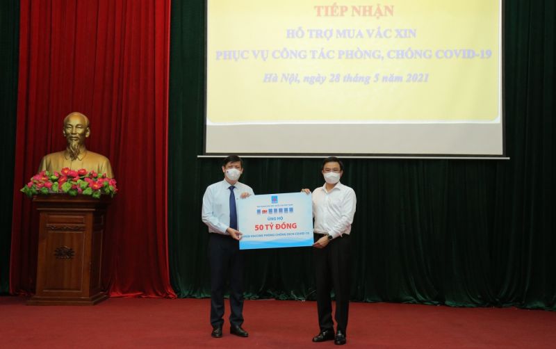 Tổng Giám đốc Petrovietnam Lê Mạnh Hùng trao ủng hộ 50 tỉ đồng cho Quỹ vắc-xin phòng Covid-19