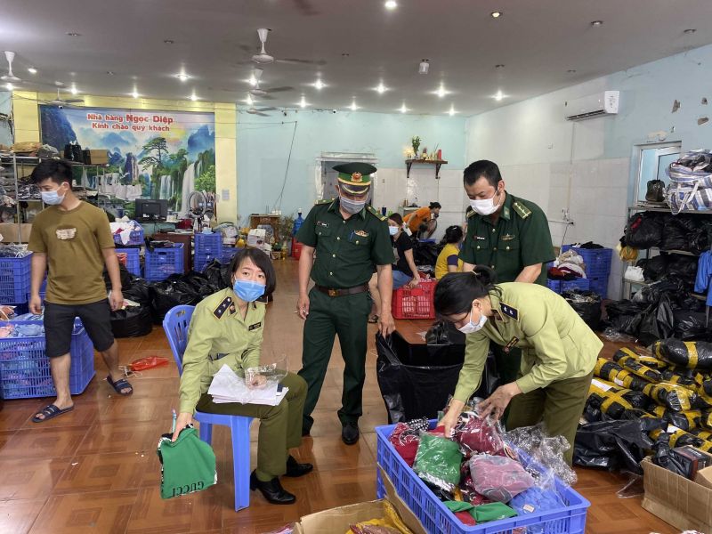 Quảng Ninh: Phát hiện kho chứa nhiều sản phẩm quần áo, thực phẩm, mỹ phẩm nhập lậu