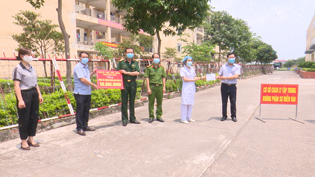 Lãnh đạo Huyện ủy, UBND huyện Thuận Thành động viên, thăm hỏi, tặng qua cho các y bác sĩ, lực lượng chức năng tuyến đầu tham gia chống dịch