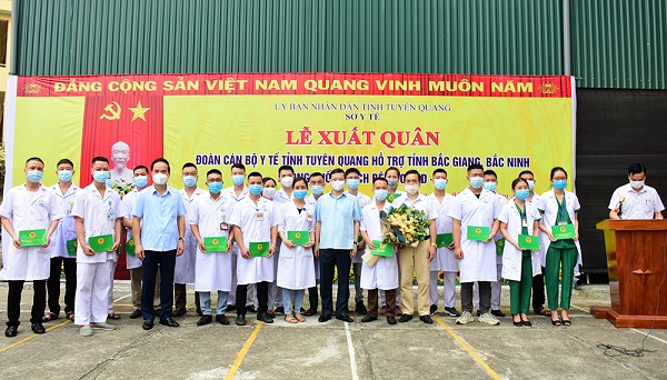 Tuyên Quang: 22 cán bộ y tế lên đường hỗ trợ Bắc Giang chống dịch