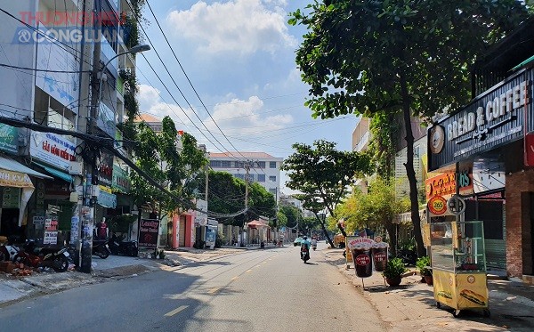 Đường D2 Nguyễn Gia Trí thuộc phường 25 con đường được mệnh danh là thiên đường ăn uống của quận Bình Thạnh vắng hoe những ngày giãn cách