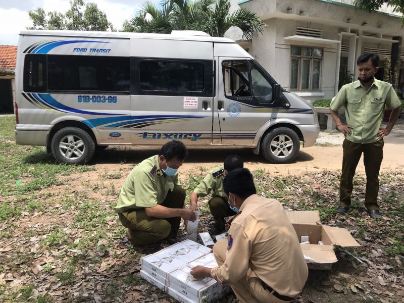 Gia Lai: Bắt giữ phương tiện vận chuyển 350 bao thuốc lá nhập lậu cùng 1 cá thể động vật quý hiếm
