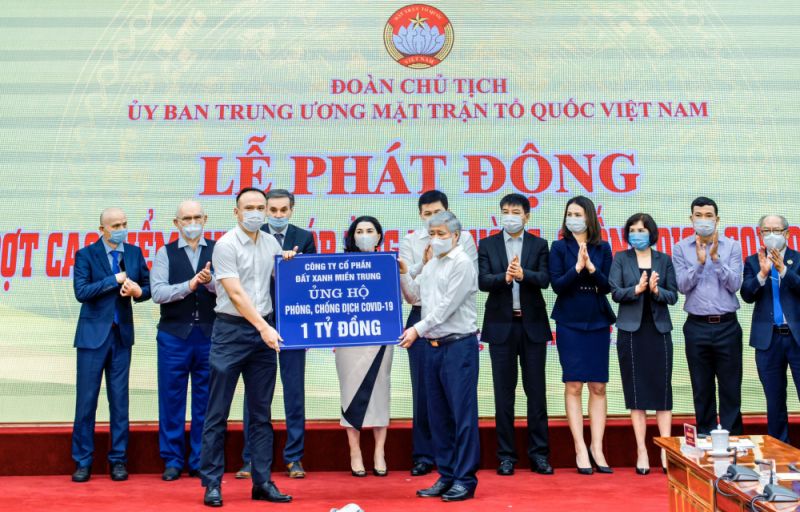Đại diện Đất Xanh Miền Trung tham gia ủng hộ 1 tỷ đồng đợt một mua vaccine, theo phát động của Ủy ban Trung ương Mặt trận Tổ quốc Việt Nam.