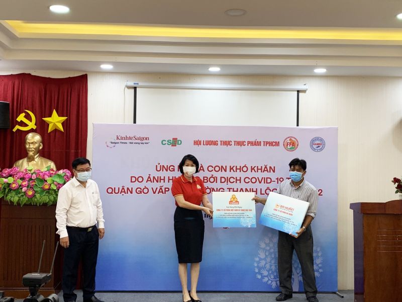 Bà Huỳnh Anh Thư – Chủ tịch Công đoàn đã đại diện Công ty VISSAN trao quà đến Hội Lương thực Thực phẩm TP.HCM.